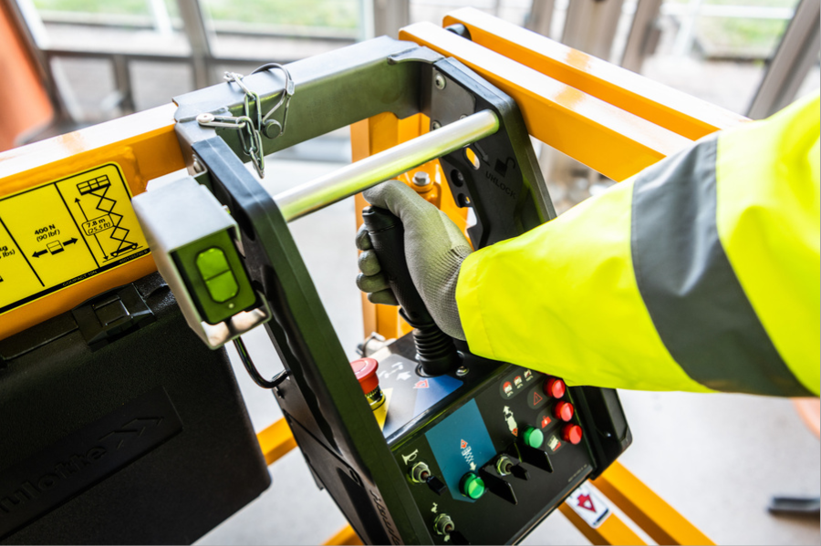 Nacelle ciseaux COMPACT DX : Performance Tout-Terrain pour Travaux en Extérieur en Isère et Rhône -Alpes