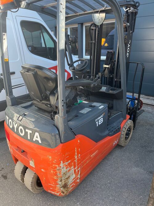 chariot &eacute;l&eacute;vateur &eacute;lectrique Toyota 8FBEK18T E007415